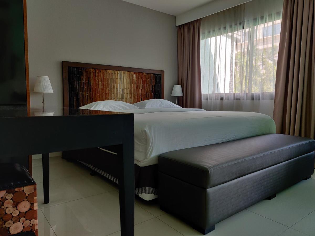 Check In Saladaeng (Adults Only) Hotel Bangkok Bagian luar foto